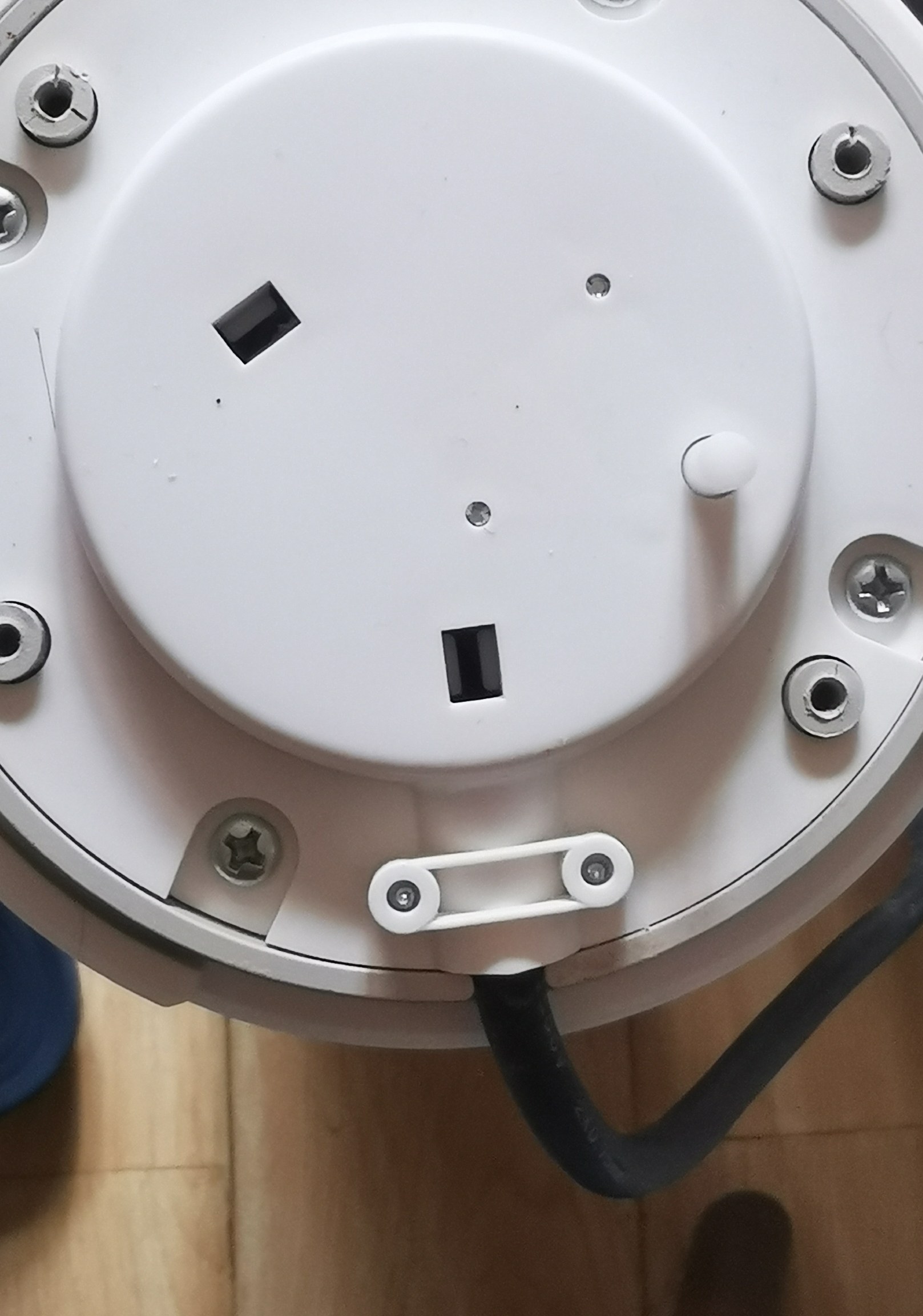 底座螺钉位置（裁切后略去周边杂物）