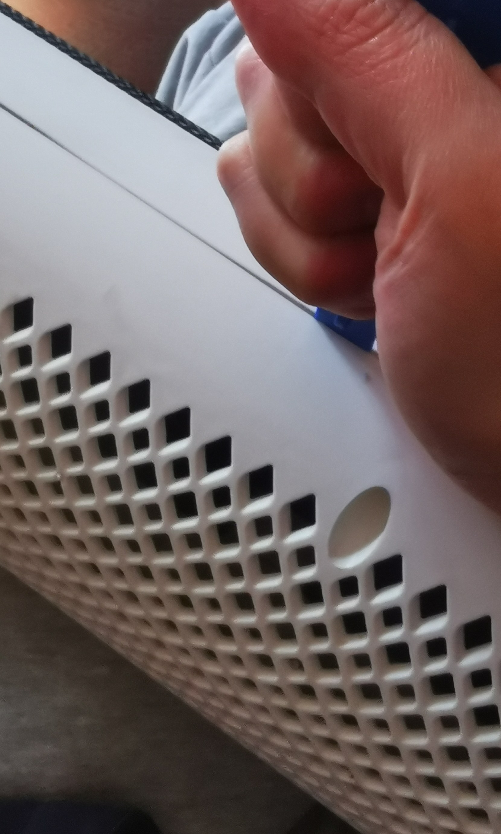 沿接缝撬开外壳