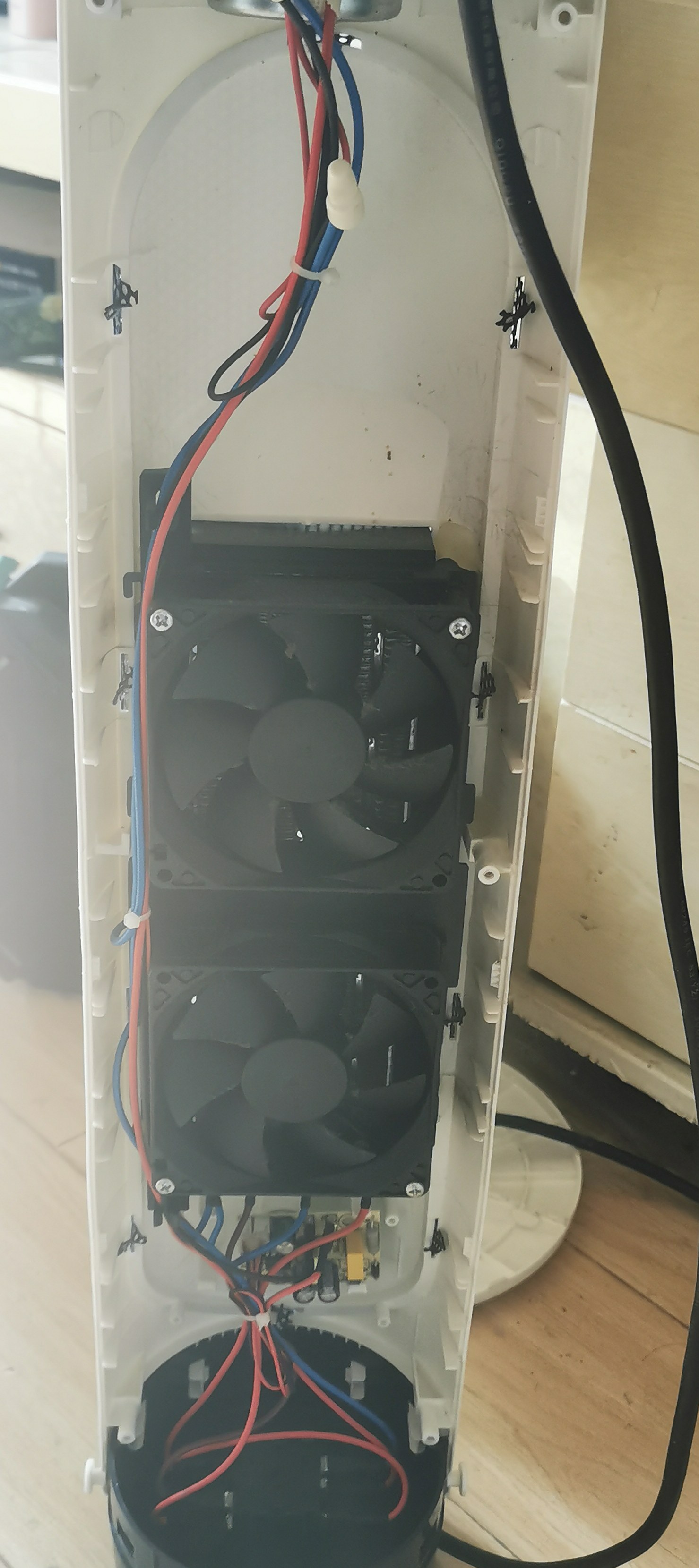 塔身内部：电机、双风扇与下部电路区域