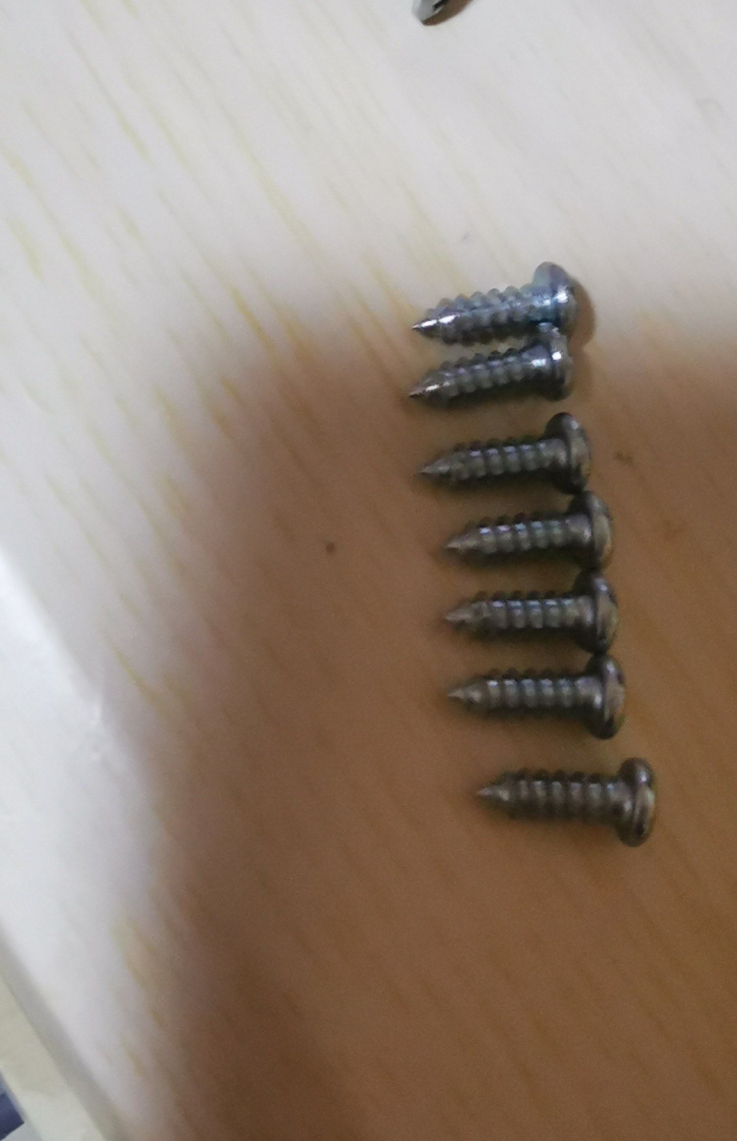 拆下的螺钉分类摆放